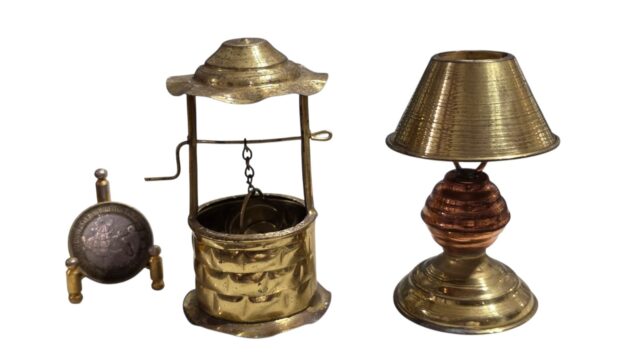 Par de miniatura em metal dourado