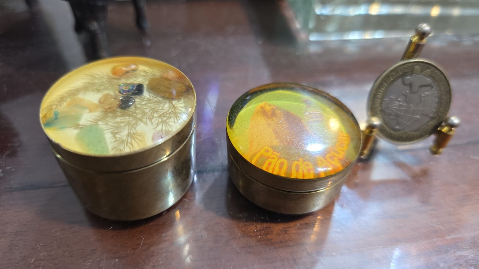 Par de antigos potiche em dourado metal com bela arte na tampa - Imagem 2