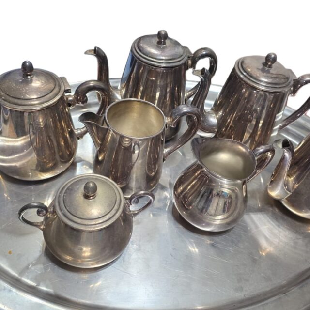 Conjunto de peças antigas de serviço, espessuradas a prata
