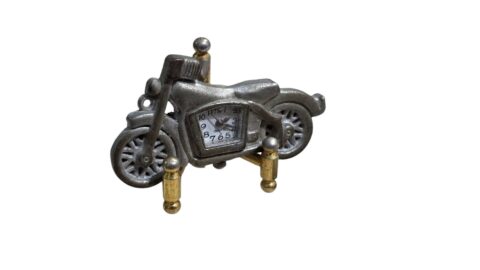 Pingente relógio em formato de motocicleta, com estrutura de metal