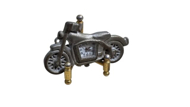 Pingente relógio em formato de motocicleta, com estrutura de metal