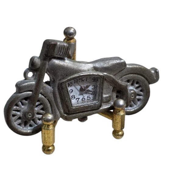 Pingente relógio em formato de motocicleta, com estrutura de metal