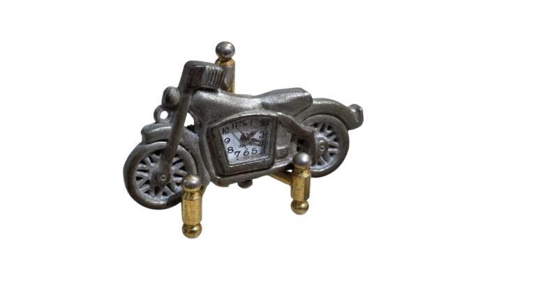 Pingente relógio em formato de motocicleta, com estrutura de metal