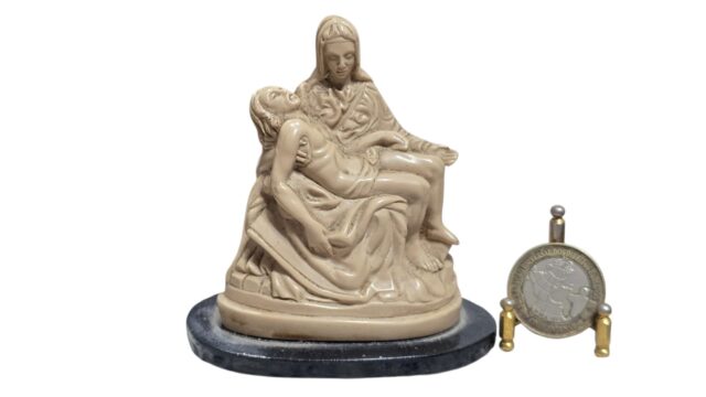 Representação da famosa escultura Pietà de Michelangelo