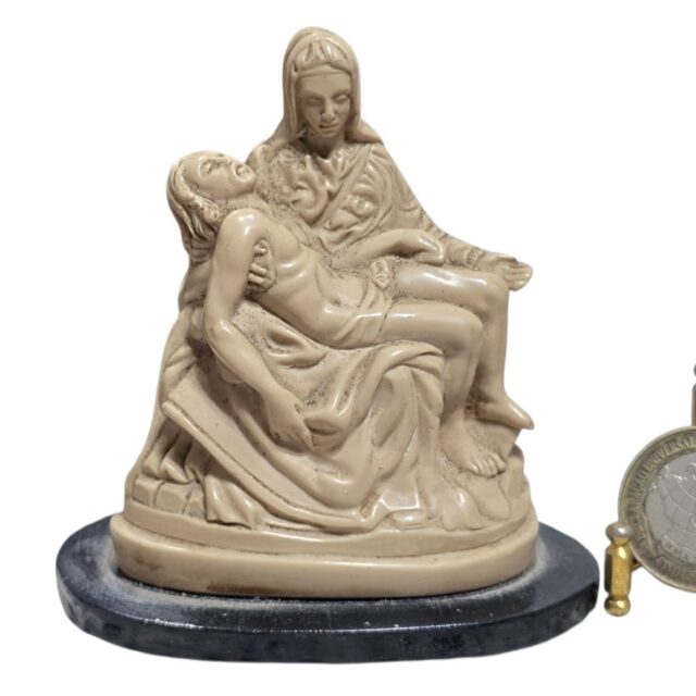 Representação da famosa escultura Pietà de Michelangelo