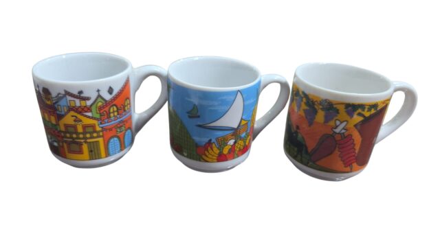 Trio de xícaras de porcelana, bela arte e policromia