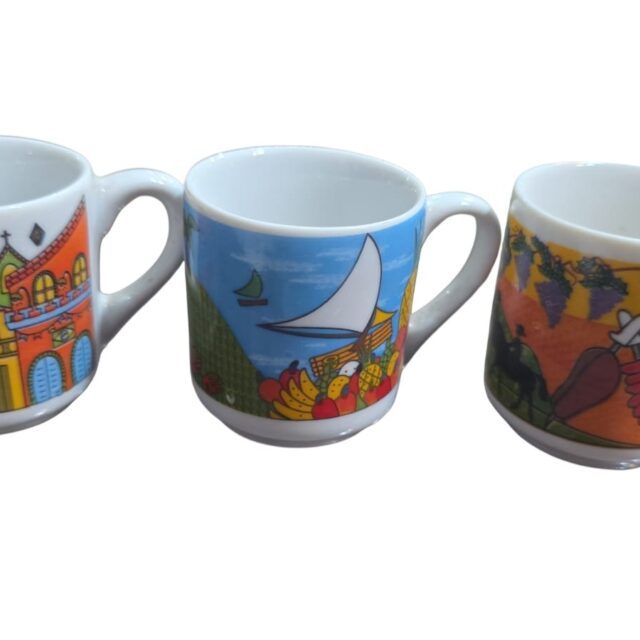 Trio de xícaras de porcelana, bela arte e policromia