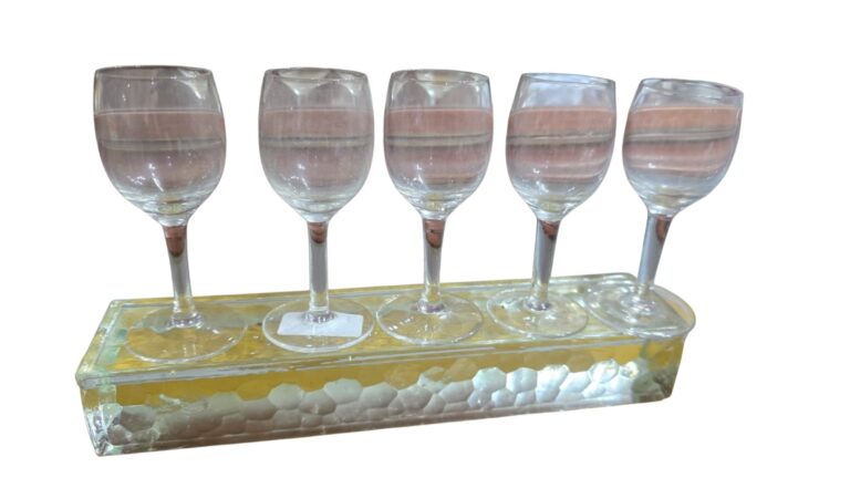Lote com cinco taças de licor