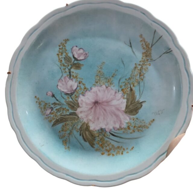 Antiga e bela porcelana pintada a mão