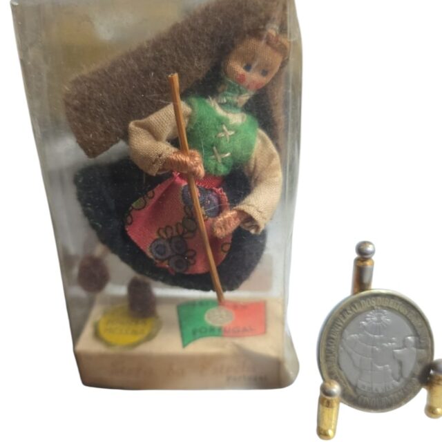 Antiga boneca artesanal portuguesa