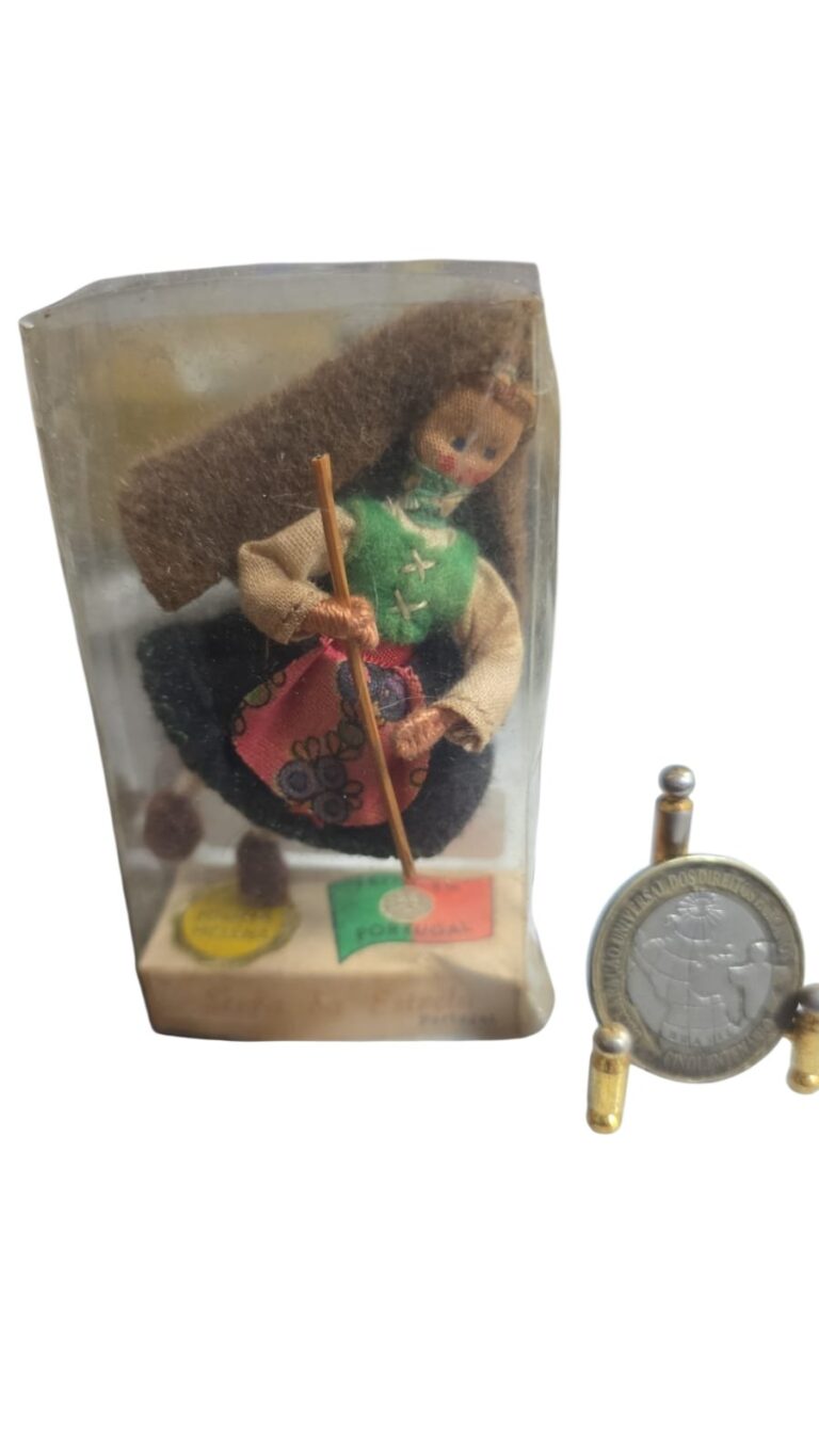 Antiga boneca artesanal portuguesa