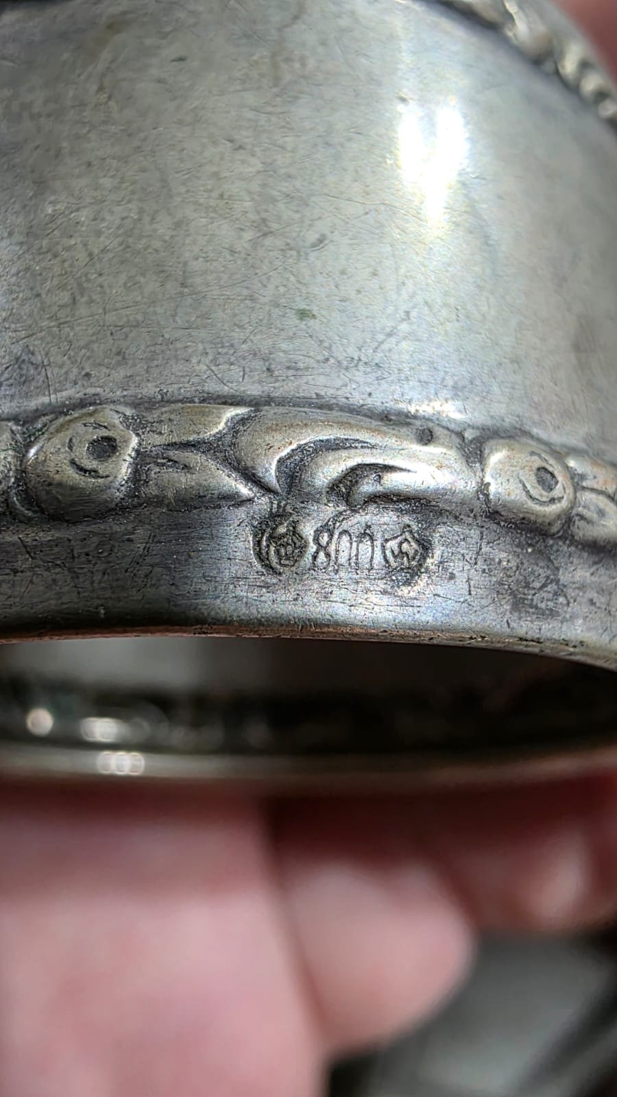 Antigo porta guardanapo em prata de lei ricamente ornamentado com belíssima arte em relevos e monogramado - Imagem 3