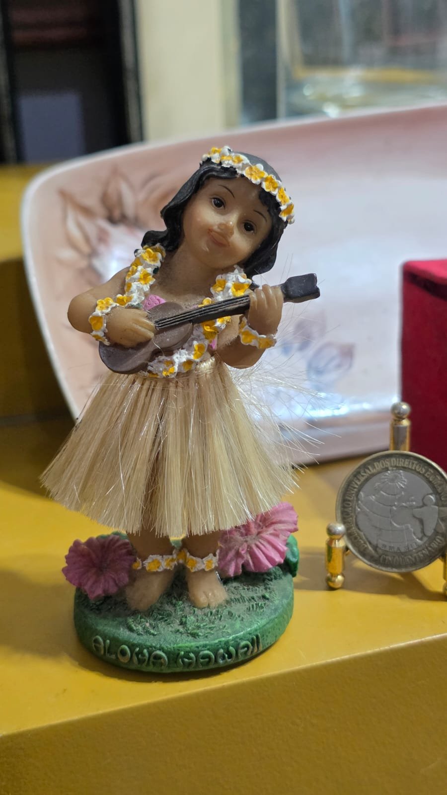 Estatueta decorativa em resina de uma menina havaiana (hula doll) tocando ukulele - Imagem 2