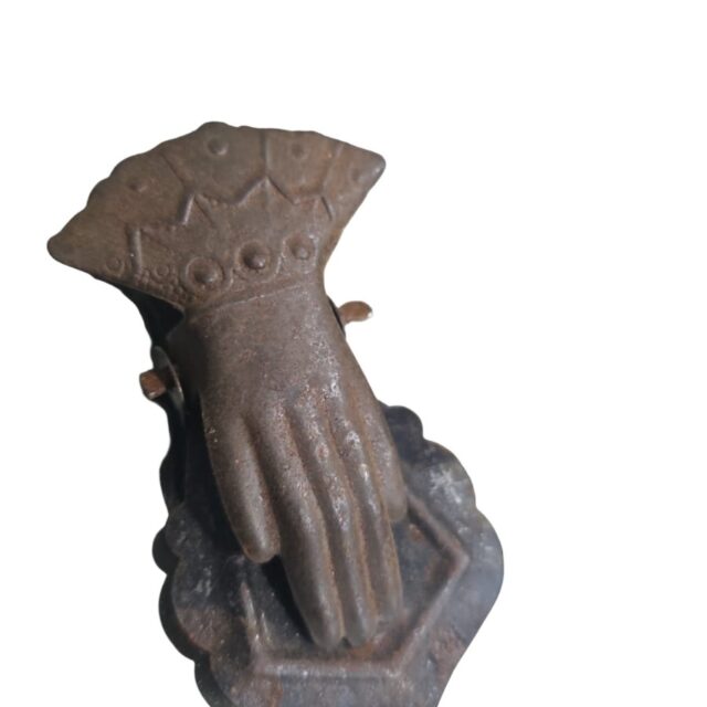 Antigo e raro porta recados de mão vitoriana em metal