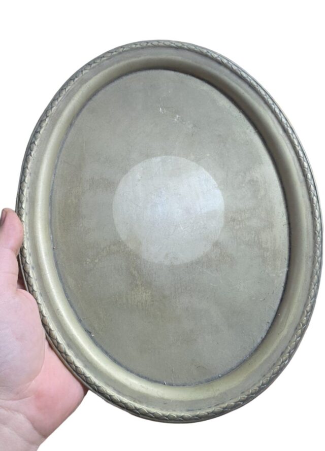 Bandeja espessurada a prata com borda cinzelada