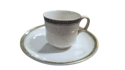 Antiga xícara de café inglesa, com belo craquelado do tempo
