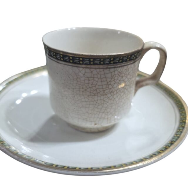 Antiga xícara de café inglesa, com belo craquelado do tempo