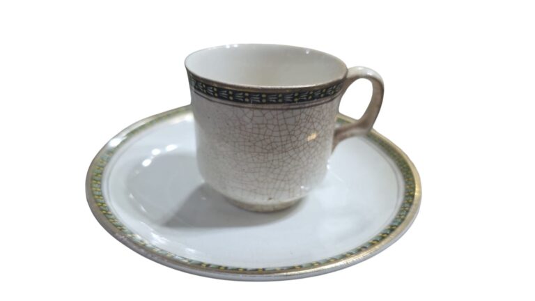 Antiga xícara de café inglesa, com belo craquelado do tempo