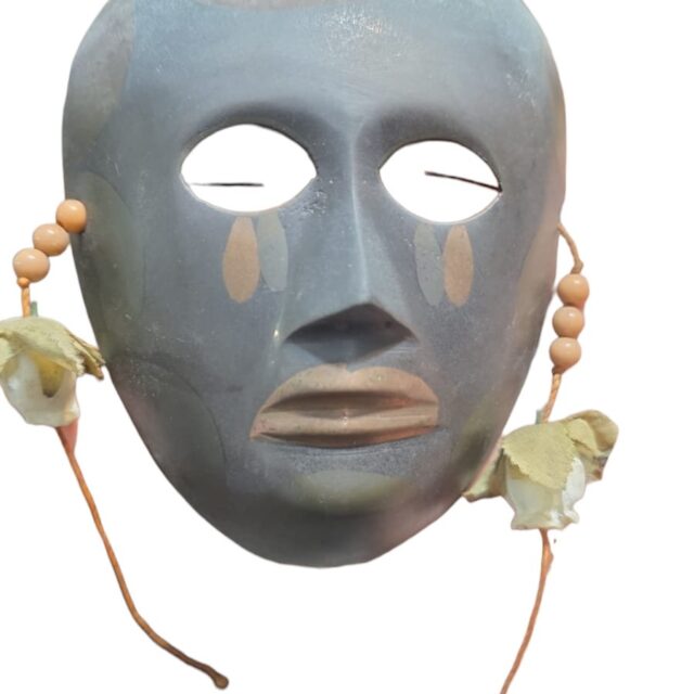 Antiga máscara de bronze
