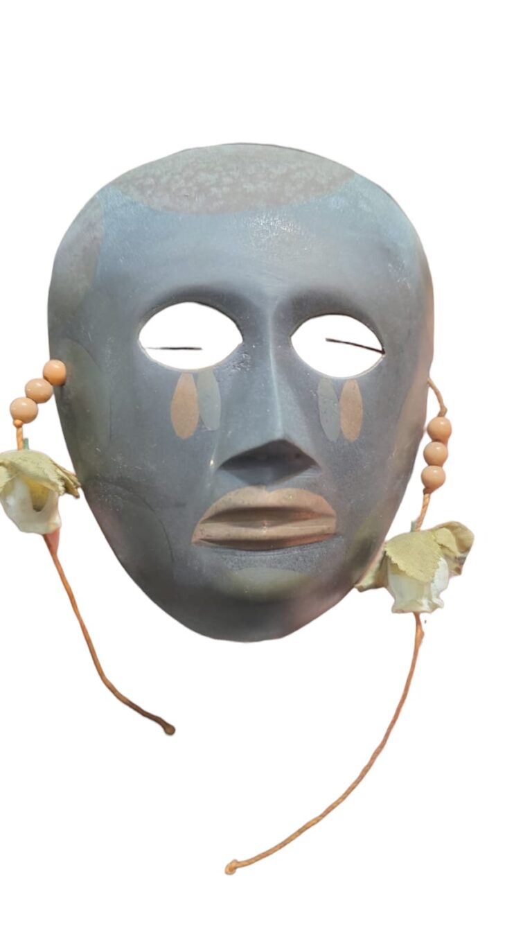 Antiga máscara de bronze